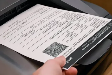 Profissional atendendo um cliente com impressão de documento CRLV-e.